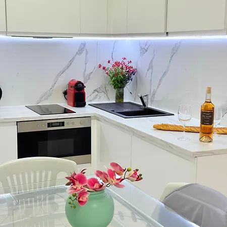 Place Close To The Ac Air , Wi Fi, Parking Appartement *