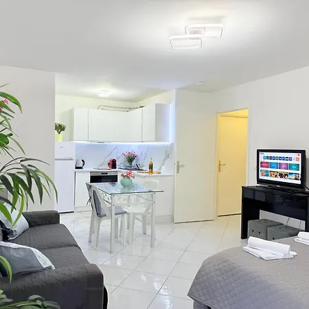 Place Close To The Ac Air , Wi Fi, Parking Appartement *