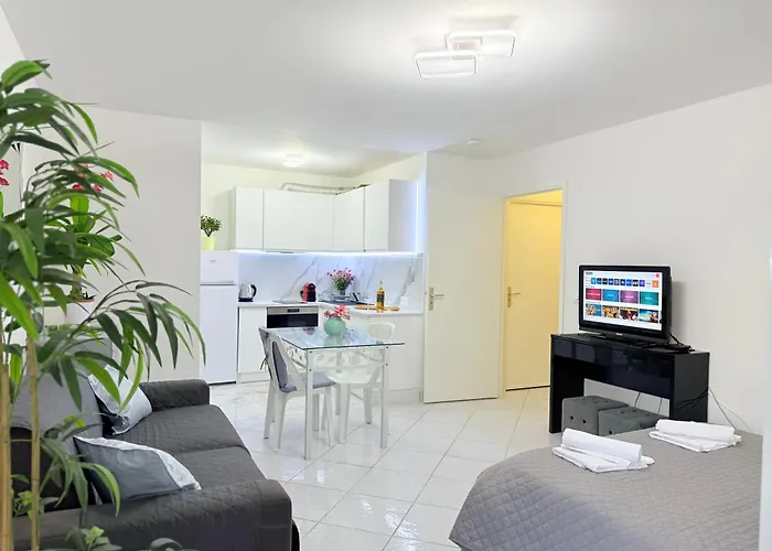Place Close To The Ac Air , Wi Fi, Parking Appartement *