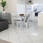 Place Close To The Ac Air , Wi Fi, Parking 아파트 *