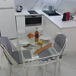 Place Close To The Ac Air , Wi Fi, Parking 아파트