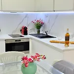 Place Close To The Ac Air , Wi Fi, Parking 아파트 *