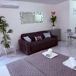 Place Close To The Ac Air , Wi Fi, Parking 아파트 *